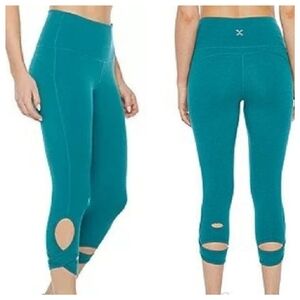 Xersion | Quick Dry High Rise Fitted  Stretch Fabric Capris